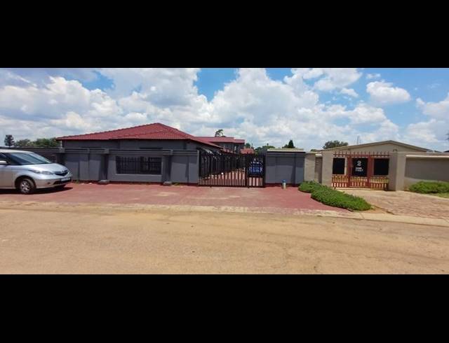 18 BEDROOM HOUSE FOR SALE IN KEMPTON PARK WEST